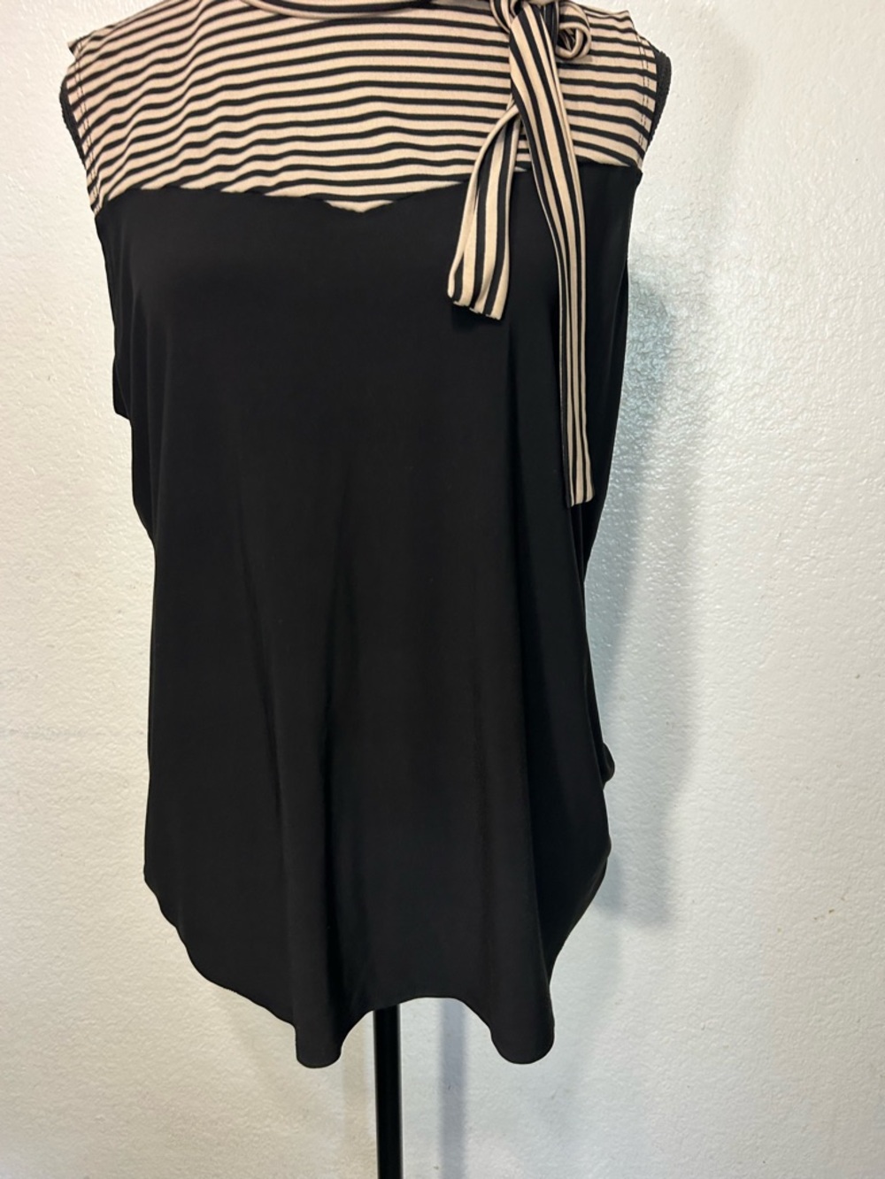 Diana Belle Black & Beige Striped Tie Neck Sleeveless Blouse Women’s Size L